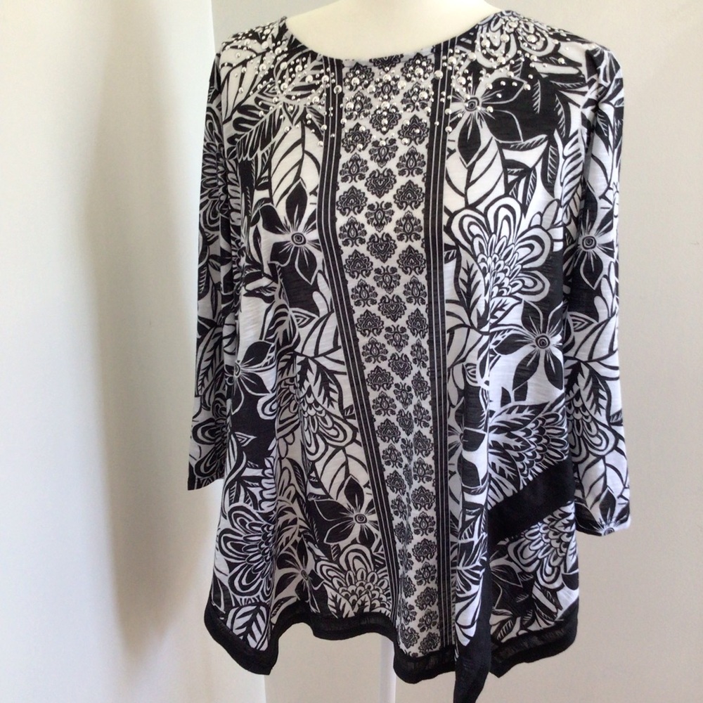 Ruby Rd. Monochrome Floral Sharkbite Top - image 1